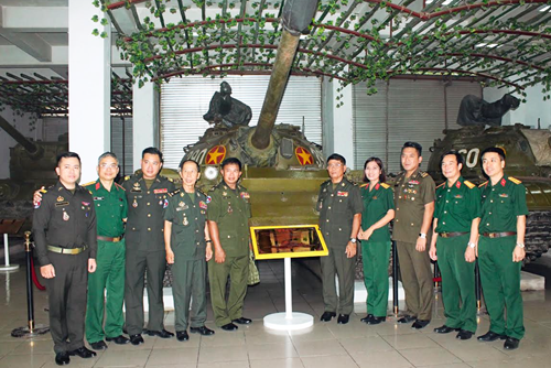 Đoàn cán bộ Bộ tư lệnh Tăng, Lục quân Quân đội Hoàng gia Campuchia thăm và làm việc tại Binh chủng Tăng thiết giáp